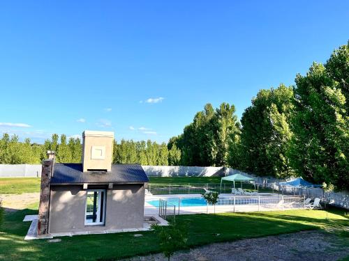 uma pequena casa com piscina num parque em Complejo Turístico Natuel em Vista Flores