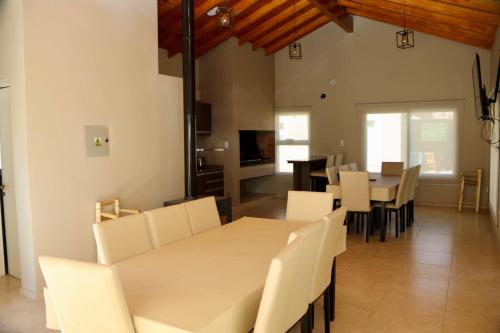 a dining room with a table and chairs at Complejo Turístico Natuel in Vista Flores