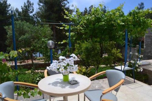 Gallery image of Life on Green in Himare