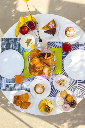 een witte tafel met borden voedsel erop bij Hotel Tiffany & Resort in Cesenatico