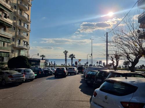 een straat met auto's geparkeerd aan de kant van een strand bij Arman Group in Athene