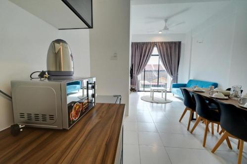uma cozinha e sala de jantar com um micro-ondas no balcão em myRumah Imperio Home , Alor Setar 3BR with Sky Infinity Pool em Alor Setar
