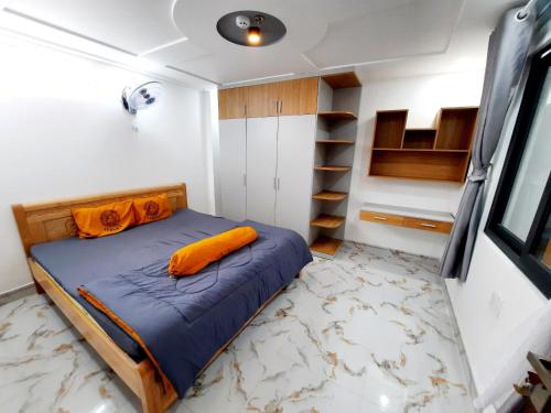 een slaapkamer met een bed in een kleine kamer bij MM's House in Ho Chi Minh-stad