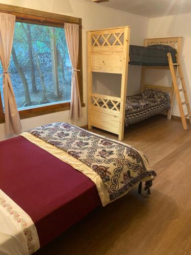 1 dormitorio con 2 literas y ventana en Cabaña Bariloche Lodge 2 en San Carlos de Bariloche