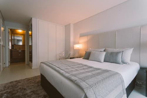 a bedroom with a large bed in a room at Bica Luxury Penthouse in Baleal