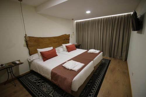 Katil atau katil-katil dalam bilik di Afonsos House & Rooms