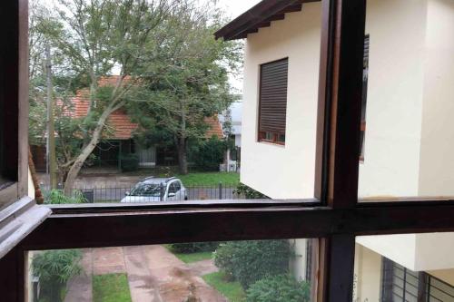 a view from a window of a car in a yard at Mar y Asados - Chalet hasta 19 huéspedes con dos Parrillas in Mar del Plata