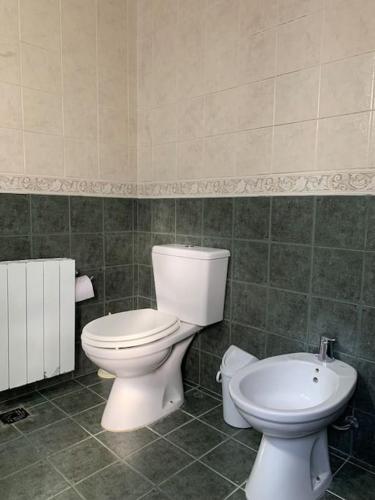 a bathroom with a toilet and a bidet at Mar y Asados - Chalet hasta 19 huéspedes con dos Parrillas in Mar del Plata