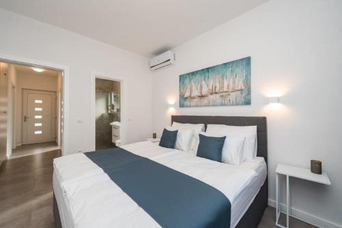 ein Schlafzimmer mit einem großen Bett in einem Zimmer in der Unterkunft More Exclusive Villas and Spa in Vir