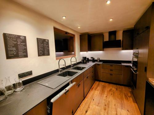 a kitchen with a sink and a counter top at Chalet Dakota, Pied des pistes, 15 pers, La Plagne in Plagne 1800