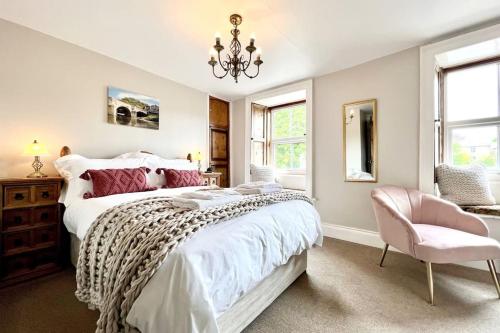 Een bed of bedden in een kamer bij Riverside Cottage - Luxury Character Holiday Home