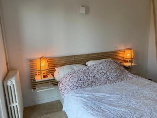 1 dormitorio con 1 cama con 2 lámparas en La Rolande, en Aix-en-Provence