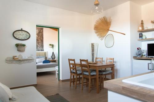 uma cozinha e sala de jantar com mesa e cadeiras em Casa Nami em Cotillo