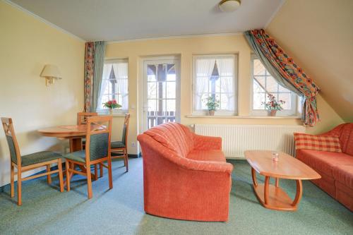 sala de estar con sofá y mesa en Stössels Hotel & Restaurant en Altenmedingen