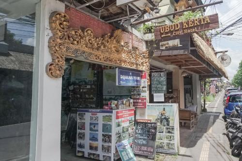 a store on the side of a street at Ubud Kerta City Hotel in Ubud