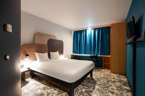 une chambre d'hôtel avec un lit et une fenêtre dans l'établissement B&B HOTEL Paris Nord 2 CDG Aéroport, à Roissy-en-France