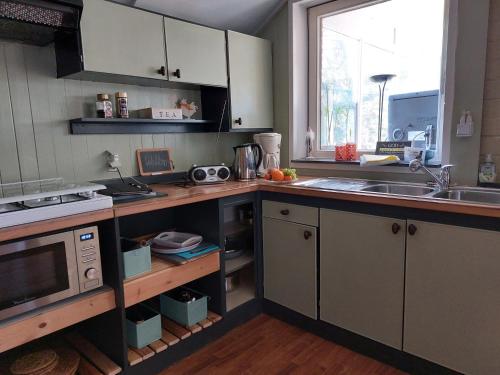 Una cocina o cocineta en B&B 't Gezellig Huizeke