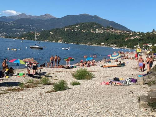 a group of people on a beach near the water at Ferienwohnung Studio Belvedere in Brezzo