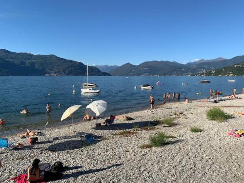 a group of people on a beach near the water at Ferienwohnung Studio Belvedere in Brezzo