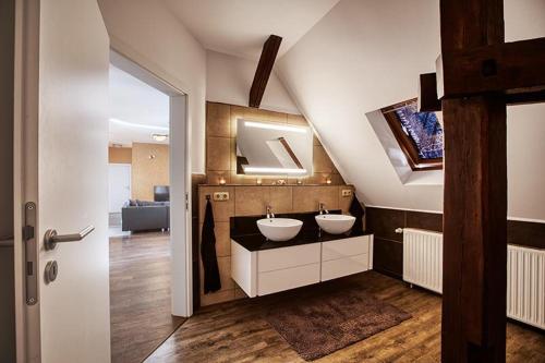 - Baño con 2 lavabos en una habitación en Moderne Ferienwohnung Hildburghausen - FeWo 1, en Hildburghausen