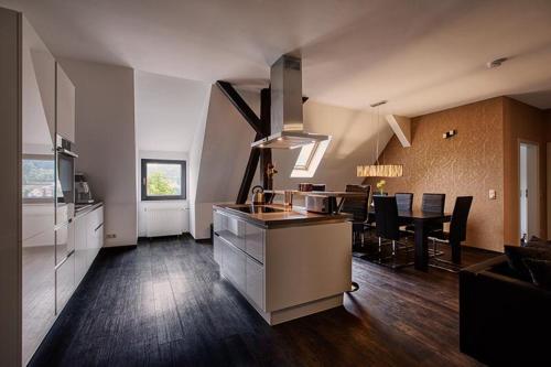 een keuken en een woonkamer met een keuken en een eetkamer bij Moderne Ferienwohnung Hildburghausen - FeWo 1 in Hildburghausen