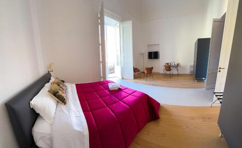 een slaapkamer met een bed met een roze deken bij Sui Lecci in Matera