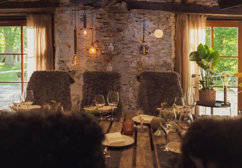a dining room with a table with wine glasses at Grå Gåsen in Burgsvik
