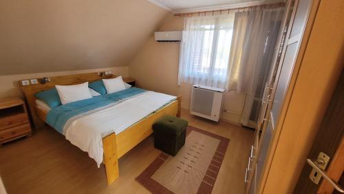 ザラカロシュにあるZoltán Nyaralóの小さなベッドルーム(ベッド1台、窓付)
