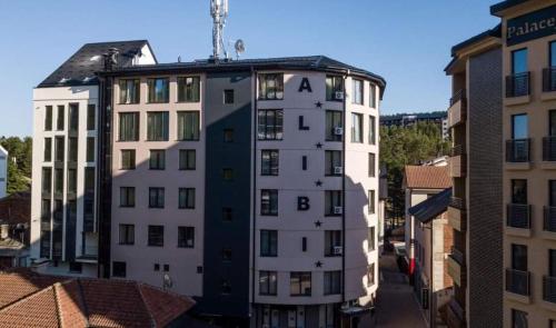 una vista aérea de un edificio en una ciudad en Studio u Hotelu Alibi Inn, en Zlatibor