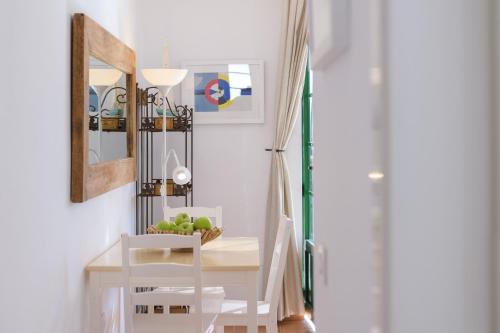 biała jadalnia ze stołem i lustrem w obiekcie Casa Vela Marina, Puerto Calero w mieście Puerto Calero