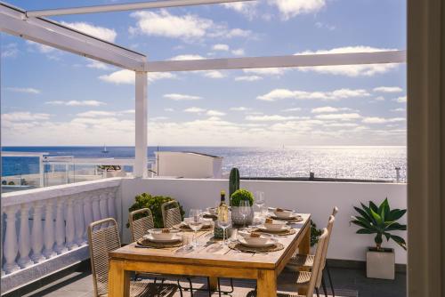 einen Tisch auf einem Balkon mit Meerblick in der Unterkunft Casa Lola in Tías