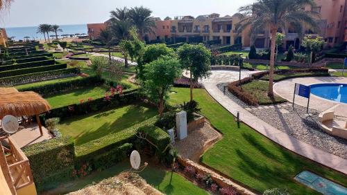 艾因苏赫纳Mountain View Sokhna 2, Sea & Pool View, 3bedrooms, Penthouse with Roof- Families ONLY的享有花园和游泳池的空中景致。