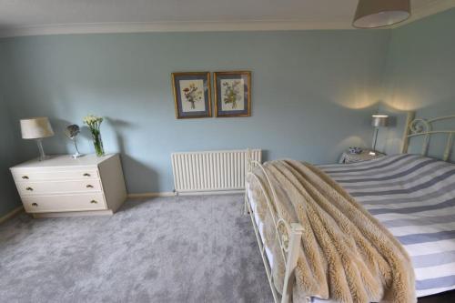 um quarto com uma cama e uma cómoda com uma mesa de cabeceira em Canalside Manor House Annexe with Secure Parking 