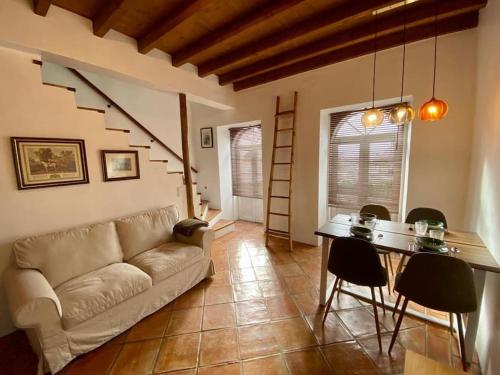 uma sala de estar com um sofá e uma mesa em Casa da Joana by Portus Alacer em Portalegre