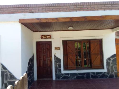 Mí Rincon في مار ديل بلاتا: مدخل إلى منزل به بابان خشبيان