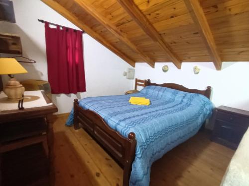 Un dormitorio con una cama con una caja amarilla. en Las Casuarinas en Paraná