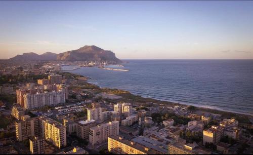 una vista aerea di una città e dell'oceano di S&S a Palermo