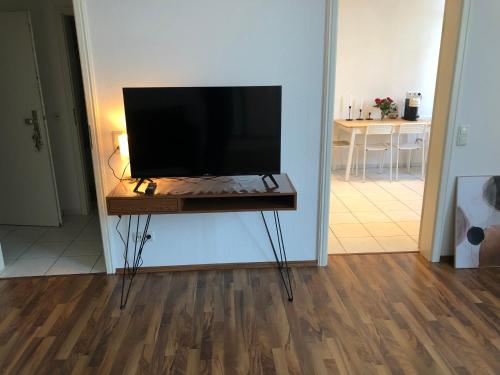 a flat screen tv sitting on a table in a room at APT im Herzen von Mainz in Mainz