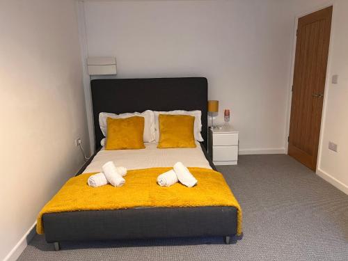 ein Schlafzimmer mit einem Bett mit zwei Handtüchern darauf in der Unterkunft Superb modern flat in Northampton, parking &EV in Northampton