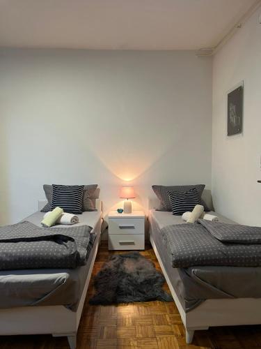 トラヴニクにあるApartman Centar Travnikのランプ付きの客室内のツインベッド2台