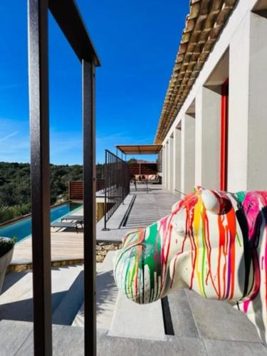- un canapé coloré installé sur une terrasse couverte à côté d'un bâtiment dans l'établissement DELUXE VILLA ASTERISK at MONT VENTOUX, à Mollans-sur-Ouvèze