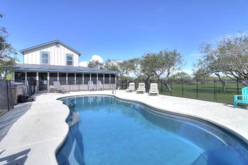 - une piscine en face d'une maison dans l'établissement Bayside Getaway, à Bayside