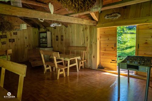uma cozinha e sala de jantar de um chalé de madeira em DoliAnna em Krasnobród