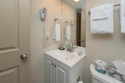 ein Badezimmer mit einem Waschbecken und einem Telefon an der Wand in der Unterkunft 203A Efficiency One Bath in Oakland
