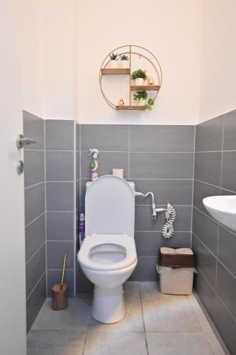 een badkamer met een toilet, een wastafel en een spiegel bij דירה luxury על הפארק חניה חינם in Migdal Afeq