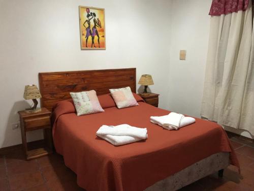 ein Schlafzimmer mit einem Bett mit zwei Handtüchern darauf in der Unterkunft Departamento Cafayate in Cafayate