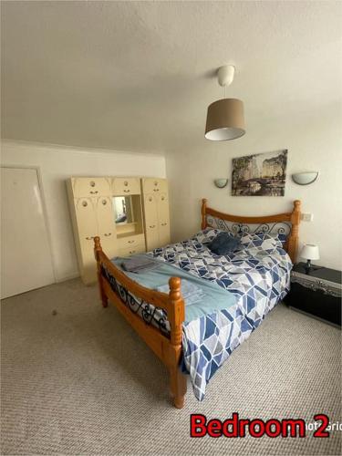 - une chambre avec un lit et une couette bleue et blanche dans l'établissement Super deluxe extra large 3 bedroom apartment, à Stanley