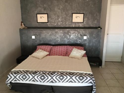 een bed met twee kussens in een kamer bij Escapade de luxe - Superbe villa avec piscine à 25mn des plages in Vergèze