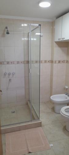 y baño con ducha y aseo. en Departamento Maipu centro en Maipú