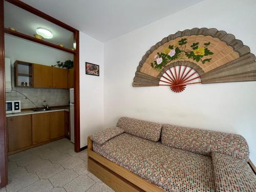 un soggiorno con divano e una cucina di Appartamento Ceula a Levanto